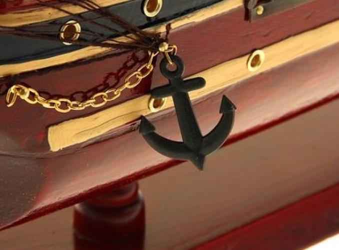Корабль сувенирный большой - борта красные с бежевой полосой, якорь, три мачты, белые паруса с полосой