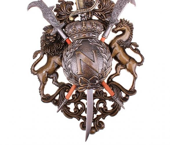 Геральдика, корона, сабля и две алебарды