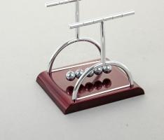 Маятник Ньютона на квадратной подставке, большой, цвет бордовый
