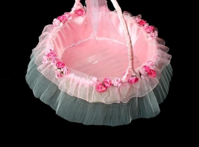 Корзина декоративная Праздничная с розами и кружевами розовая