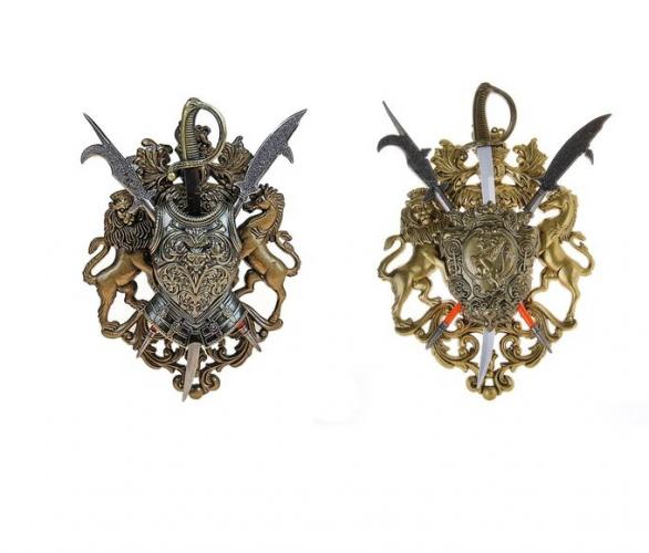 Геральдика, доспехи, сабля и две алебарды