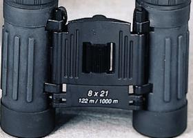 Компактный черный бинокль 
